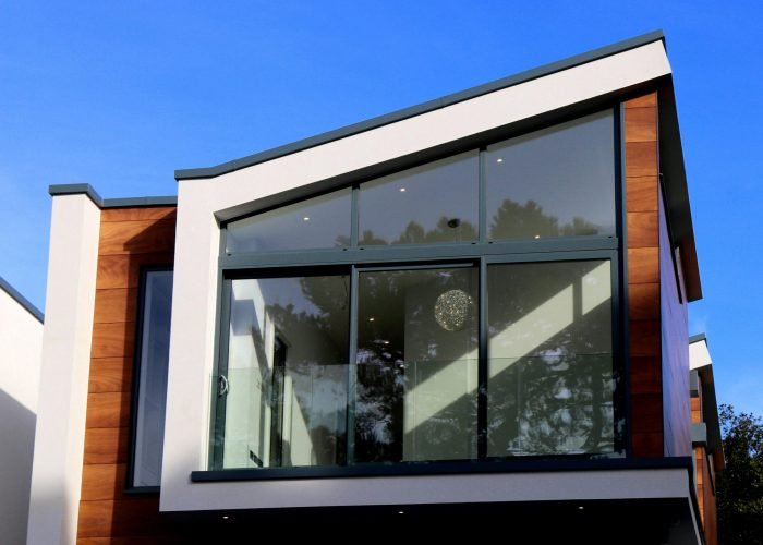pexels-photo-323776-323776 Contemporary house in Poole, UK featuring a sleek design with large glass windows and wood paneling.